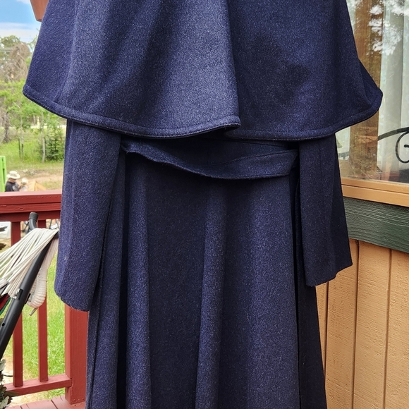 Wool Coat with removable cape - Picture 2 of 6
